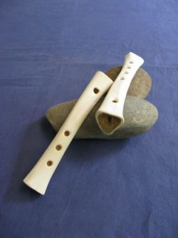 musikinstrument-historisches-replikat-mittelalter-schaf-knochen-floete-tibia-kaufen
