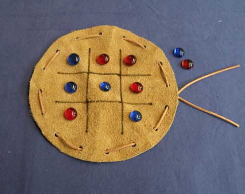 historisches-replikat-drei-gewinnt-nullen-kreuze-spiel-lederbeutel-kaufen